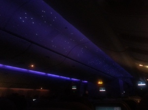 Les avions d'Emirates sont jolis la nuit.
